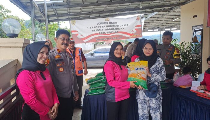 Sumedang Regional Police and Bhayangkari Branch of Sumedang Prepare 2,000 Bags of Rice in Cheap Bazaar to Stabilize Rice Prices