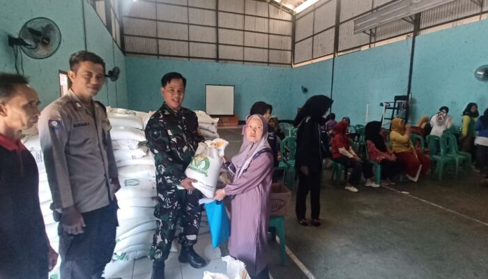 Supporting Food Security: Babinsa Ensures Smooth Distribution of Rice Assistance in Sumedang