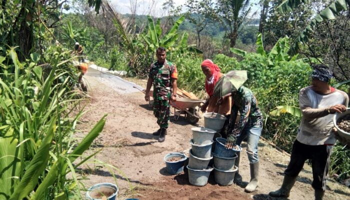 Community Collaboration Weaves the Village: Babinsa Bantarmara Koramil 1002/Cimalaka Paving the Kebon Kalapa Path