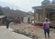Soldier Helps Renovate Dilapidated House in Kebon Kalapa Village, Fostering Community Spirit