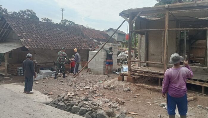 Soldier Helps Renovate Dilapidated House in Kebon Kalapa Village, Fostering Community Spirit
