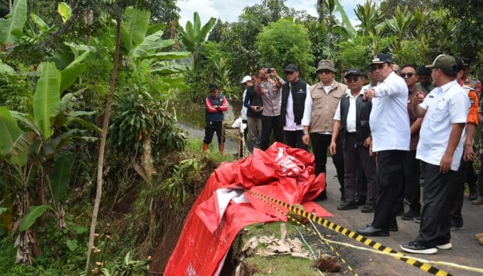 Landslide in Nagarawangi Rancakalong, Sumedang Government Acts Quickly to Maintain Village Access