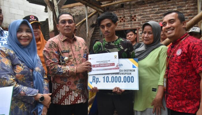 Pemda Bantu Korban Bencana Hidrometeorologi di Cipameungpeuk dan Regol Wetan