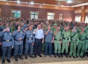 Penuhi Janji Kampanye Bupati Dony Serahkan Insentif untuk Anggota Linmas