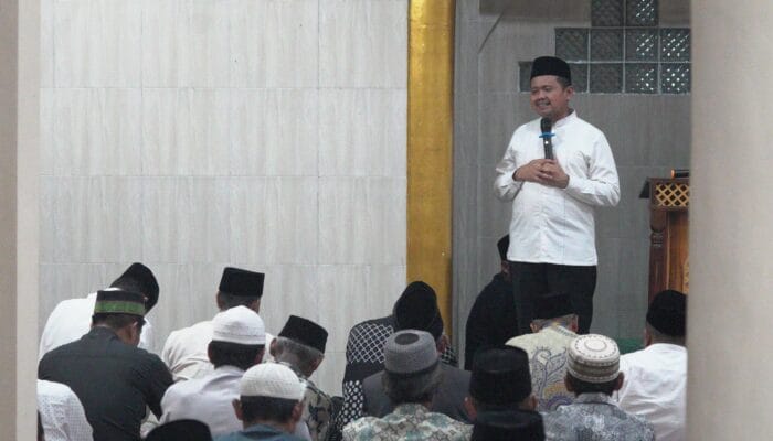 Bupati Tarawih Bersama Warga Cimanintin