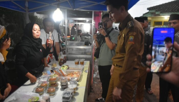 Warga Cibugel Berburu Takjil Bersama Wabup Fajar
