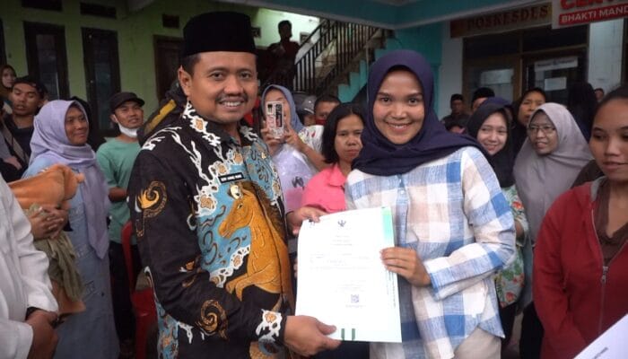 Warga Tanjungsari Jejali Kantor Desa Kutamandiri, Manfaatkan Layanan Jemput Bola Pemda