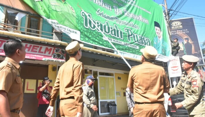 Hari Pertama Masuk Kerja Pascalebaran Bupati dan Wabup Tertibkan Baliho