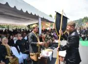 Bupati Sambut Kirab Panji Sumedang Larang dan Mahkota Kemaharajaan Sunda di Alun-alun Sumedang