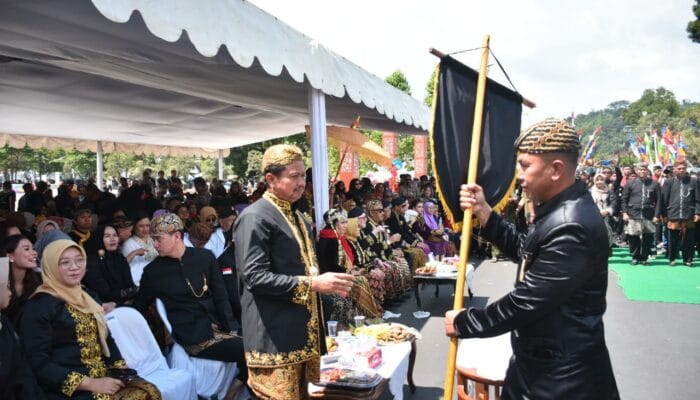 Bupati Sambut Kirab Panji Sumedang Larang dan Mahkota Kemaharajaan Sunda di Alun-alun Sumedang