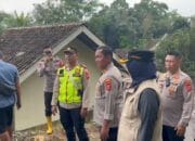 Kapolres Sumedang Tinjau Lokasi Pergeseran Tanah dan Pemberian Bantuan Selimut di Desa Cisalak