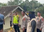 Kapolres Sumedang Tinjau Lokasi Pergeseran Tanah dan Pemberian Bantuan Selimut di Desa Cisalak
