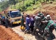 Di Tengah Medan Ekstrem, TNI dan Warga Bersatu Menembus Rintangan