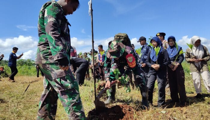Hijaukan Bumi, TMMD ke-124 Kodim 0610/Sumedang Gandeng Pelajar Tanam Ratusan Pohon