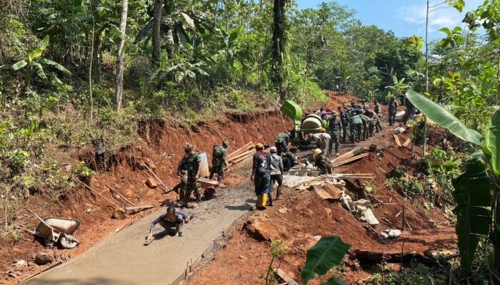Menapak Jalan Baru di Pamulihan: Ketika TNI dan Rakyat Bersatu Membangun Harapan