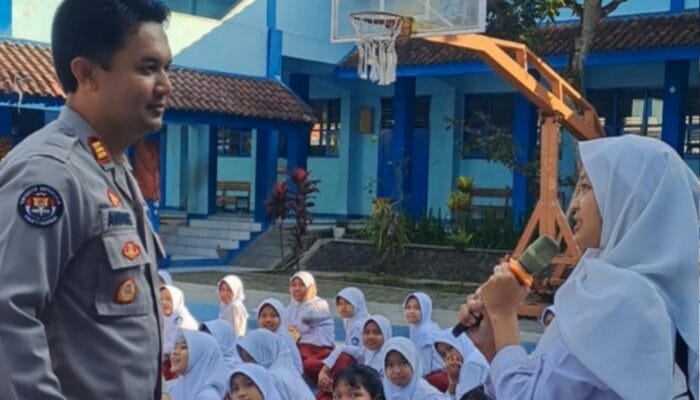 Polres Sumedang Beri Penyuluhan Bahaya Narkoba, Pornografi, dan Judi Online pada MPLS SMPN 2 Sumedang