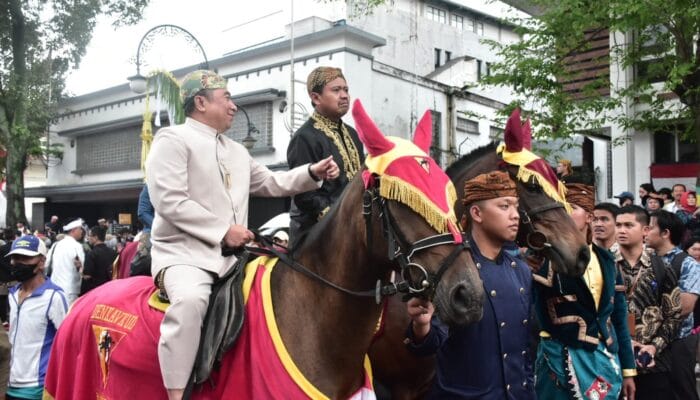 Kuda Renggong dan Kereta Naga Paksi Warnai Kirab Budaya HUT ke-80 Jawa Barat