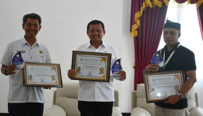 Bupati Dony Raih Penghargaan Bupati Peduli Radio dan Televisi