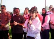 Rossa Borong Dagangan PKL di Geulis Sumedang, Warga Antusias