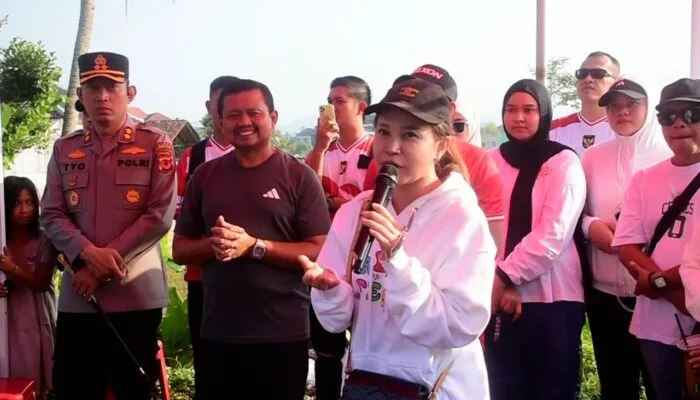 Rossa Borong Dagangan PKL di Geulis Sumedang, Warga Antusias