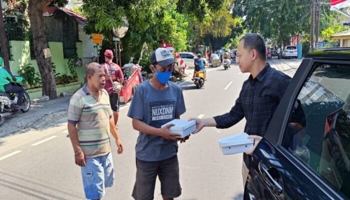 BRI Branch Office Rawamangun Gelar Kegiatan “Jumat Berkah” dengan Membagikan Makanan untuk Masyarakat Sekitar
