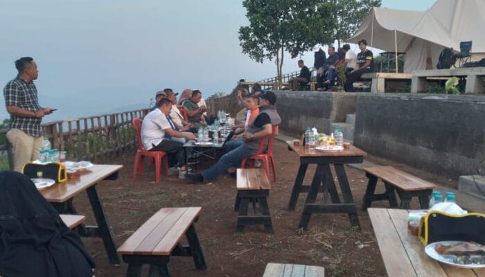 Akhir Pekan Produktif! Bupati Sumedang Ngobrol Santai Bareng Kepala SKPD di Geoteater Rancakalong