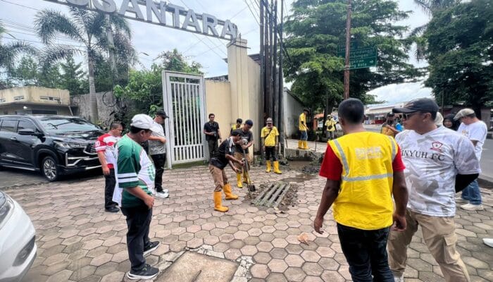 Gercep Abis! Saluran Mampet Bikin Banjir Lokal di Jalan Gajah Agung, Bupati Dony Nggak Pake Lama Langsung Turun Tangan!
