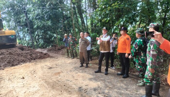 Wabup Fajar Gercep Cek Longsor Sumedang-Subang! Jalan Ditargetkan Beres Hari Ini!