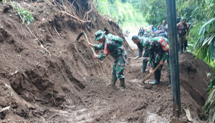 TNI, Polri, Warga Gelar Pasukan Bersihkan Longsor Sumedang-Subang! Jalan Auto Normal 4,5 Jam!