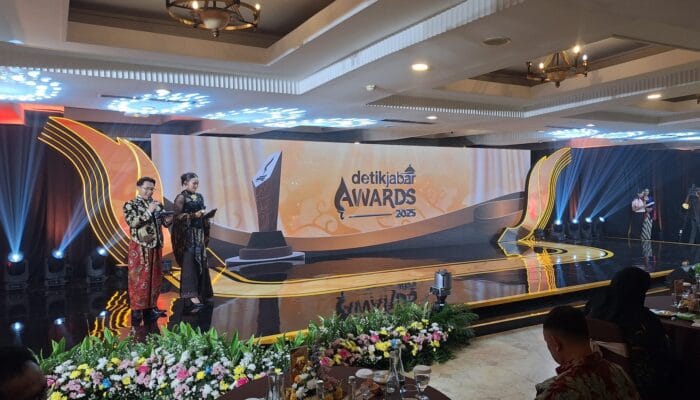 Sumedang Pride! Bupati Dony Ahmad Munir Sabet Penghargaan Figur Akselerator UMKM 2025