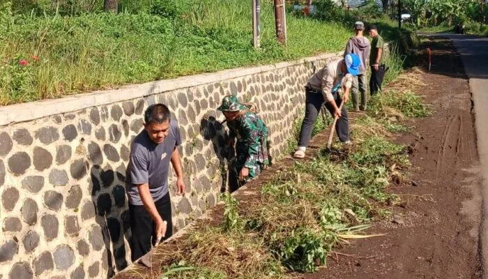 ⚔️ Perang Lawan Sampah! Babinsa Koramil 1004 Tanjungsari Pimpin Warga Bersihkan Gorong-Gorong & Plastik
