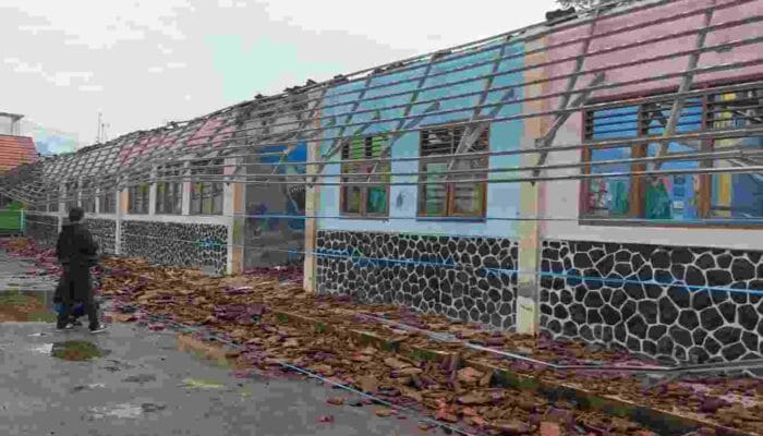 Darurat Infrastruktur! Atap SDN Panyingkiran II Ambruk, DPRD Sumedang Janji Bakal Kawal Anggaran Sampai Cair