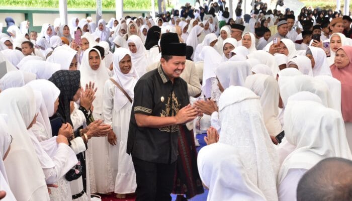 Haul KH Moh Mansur: Bupati Dony Ahmad Munir Ajak Santri Darul Hikmah Jadi Generasi Multitalenta