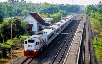 KA Harina Tertemper Mobil di Jalur KA antara Stasiun Brumbung – Alastua, KAI Imbau Masyarakat Lebih Peduli Keselamatan