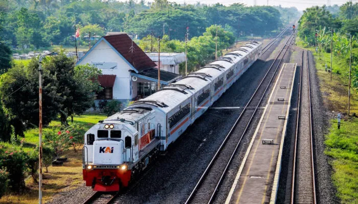 KA Harina Tertemper Mobil di Jalur KA antara Stasiun Brumbung – Alastua, KAI Imbau Masyarakat Lebih Peduli Keselamatan