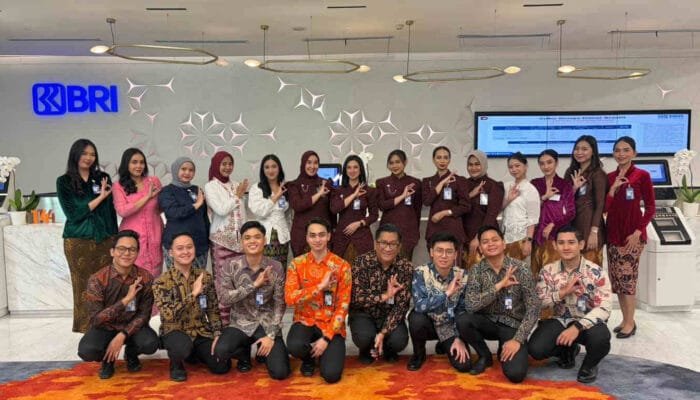 Peringati Hari Kartini, Frontliner BRI Kantor Cabang Khusus Tampil Beda dengan Pakaian Nasional