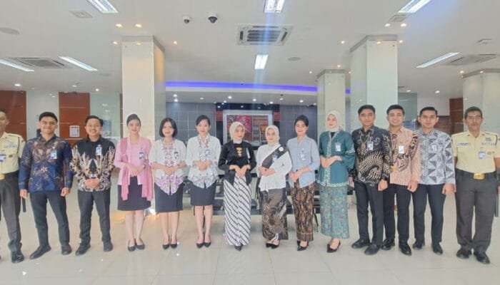 Peringati Hari Kartini, Pekerja BRI Branch Office Veteran Kenakan Pakaian Nasional Saat Layani Nasabah