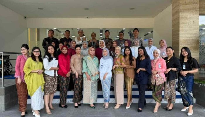 Semarak Hari Kartini, Pekerja BRI Branch Office Gunung Sahari Kenakan Pakaian Nasional Beraneka Warna