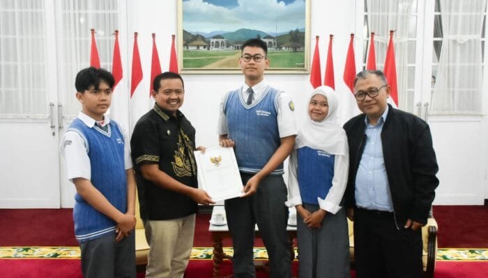Keren! Tiga Siswa SMAN Cimanggung Lolos ke Jepang, Bupati Dony: Berani Mimpi Besar!