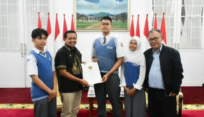 Keren! Tiga Siswa SMAN Cimanggung Lolos ke Jepang, Bupati Dony: Berani Mimpi Besar!