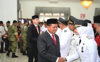 Bupati Dony Ahmad Munir melantik 222 ASN di Gedung Negara Kabupaten Sumedang